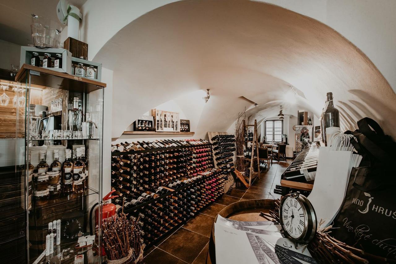 Penzion Vino Hruska Pardubice Eksteriør billede